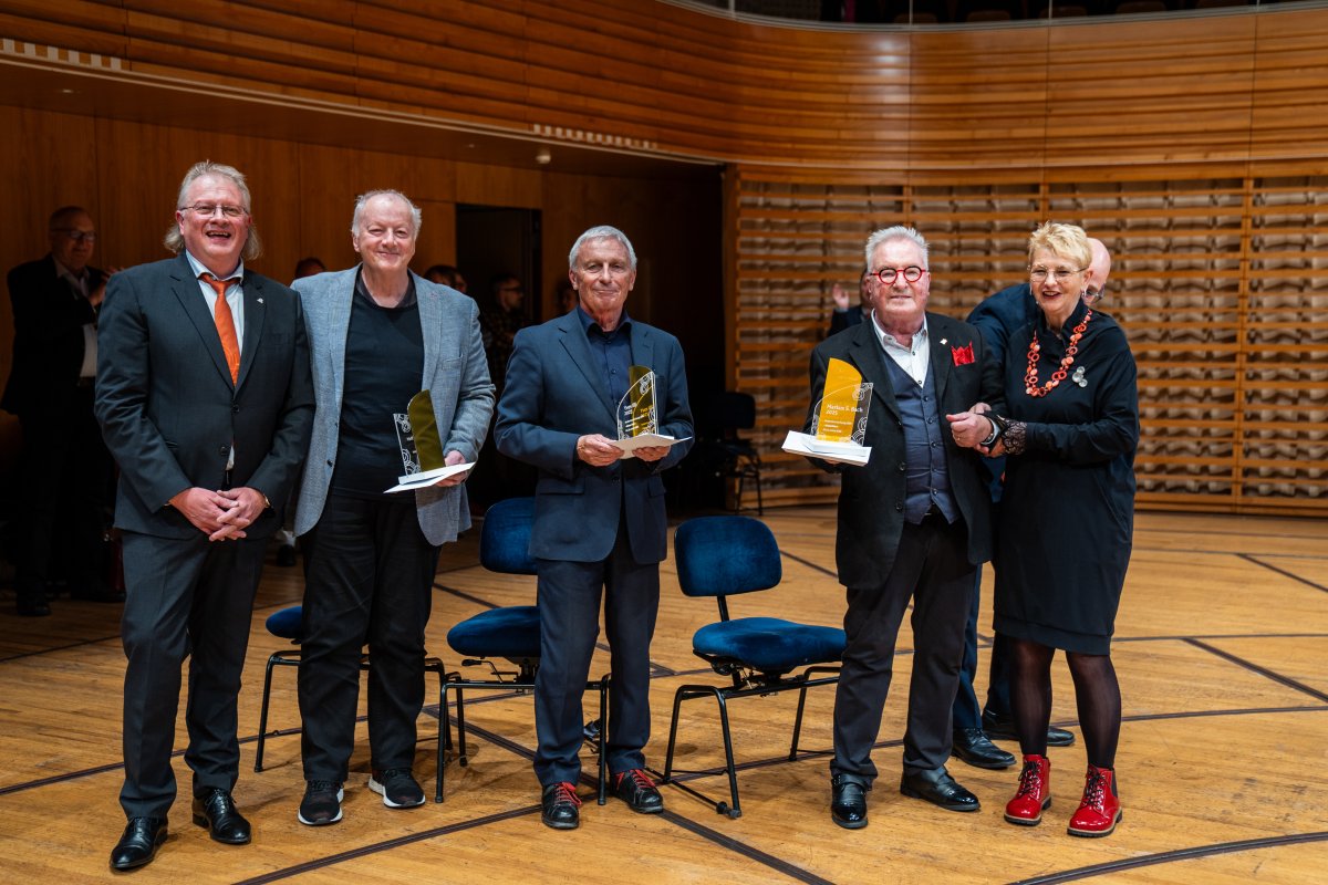 Trois lauréats, en compagnie du président Régis Gobet et d'Ariane Brun